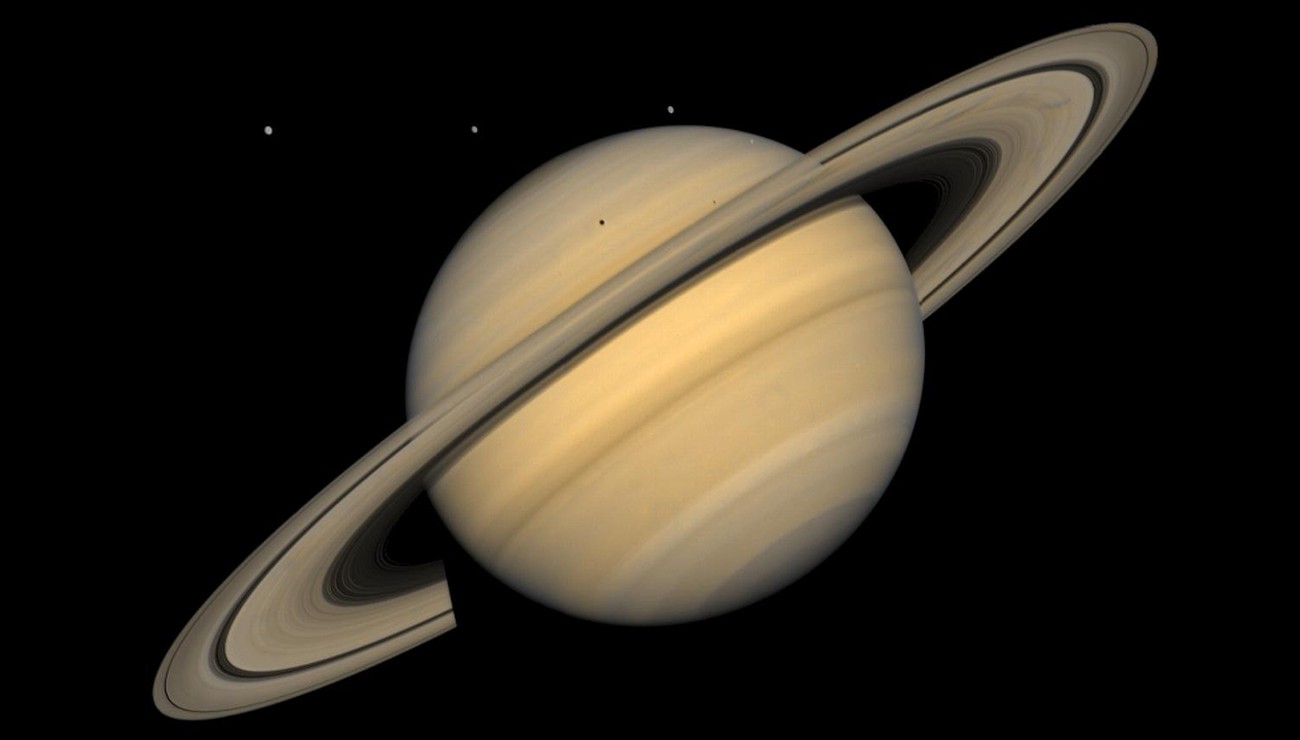image à la une « Zoom sur Saturne, ses anneaux et ses lunes glacées… »